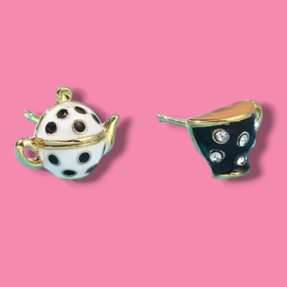 "Tea time" earrings studs black and white goldtone  so cute !..☕️